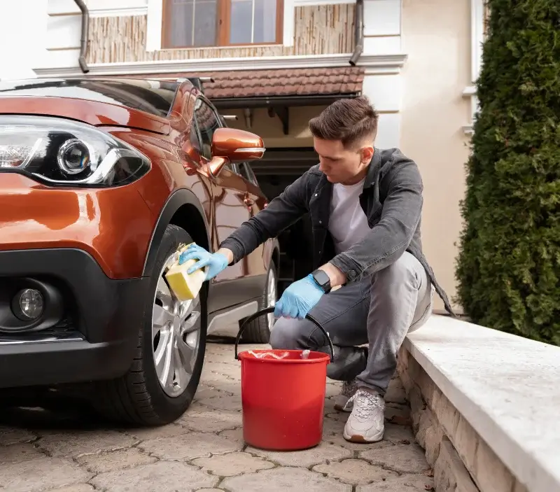 Lavage auto à domicile Albas : professionnel intervenant sur un véhicule